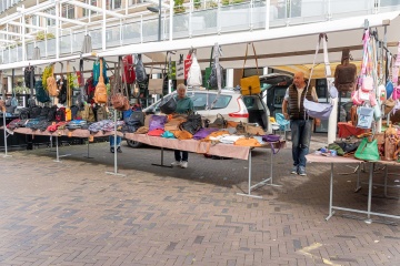 Van der Woude Tassen op de markt in Emmen met rug en schooltassen. 